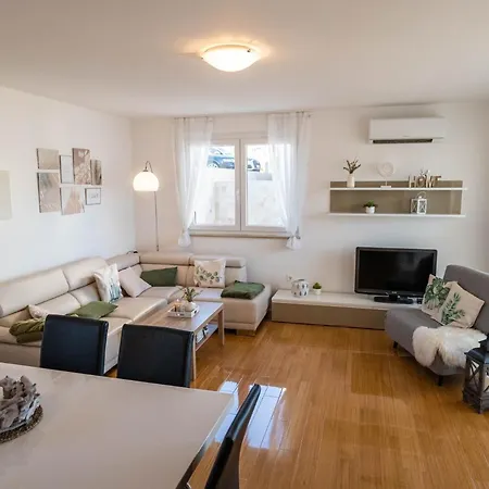 Διαμέρισμα New With Sea View